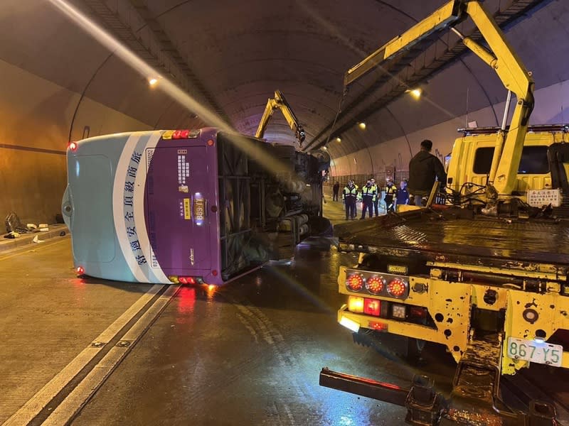 北市文山隧道康橋中學校車翻車  拖吊車到場 康橋中學校車11日晚間行經台北市文山區文山隧道時 因故翻車，現場包括駕駛在內共15人輕傷送醫，目前 信義快速道路往信義路方向全線管制，警方已調派大 型拖吊車到場處理。 （翻攝照片） 中央社記者黃麗芸傳真  113年3月11日