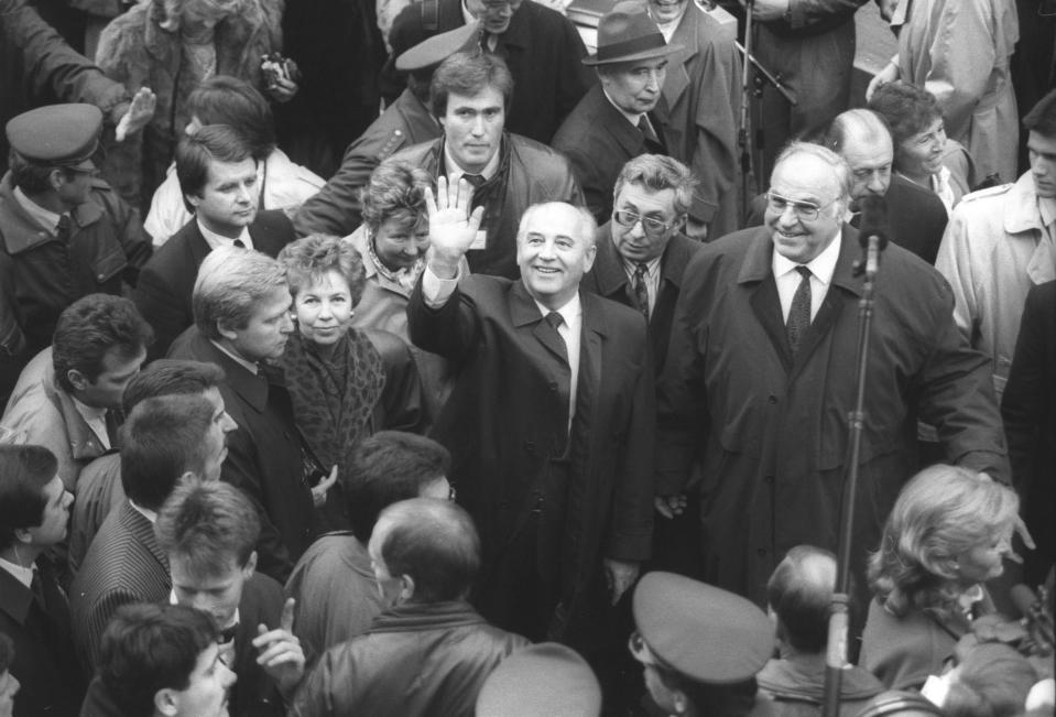 Michail Gorbatschow, hier 1990 bei einem Staatsbesuch in Deutschland neben dem damaligen Bundeskanzler Helmut Kohl (CDU, rechts), trug als sowjetischer Staatschef entscheidend zur deutschen Einheit bei. - Copyright: KUNZ / Augenklick/picture alliance/Getty Images