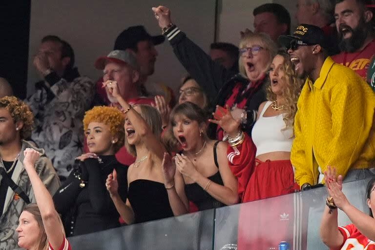 Taylor Swift disfrutó del partido junto a Ice Spice, Ashley Avignone y Blake Lively (AP Photo/Frank Franklin II)
