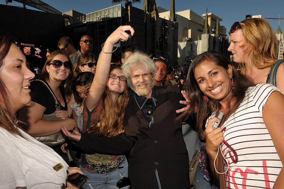 Un Spencer Pratt disfrazado posa con los fanáticos en la alfombra roja en el evento final de MTV para 