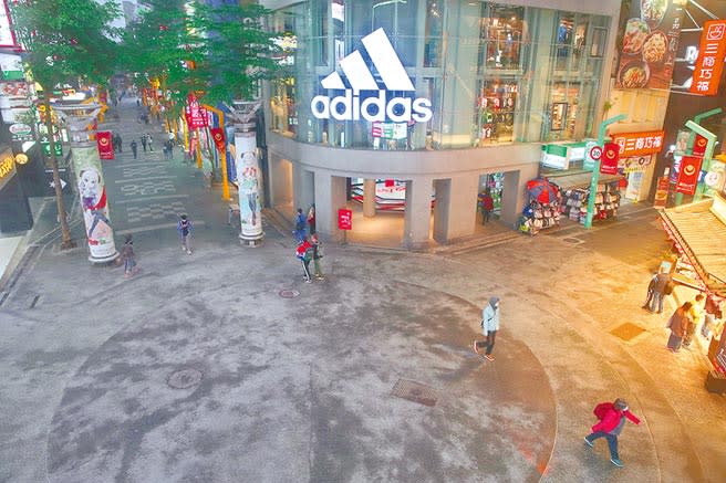 台北市西門町傍晚街頭冷清，和以前滿滿的遊客比起來差距極大。（陳君瑋攝）
