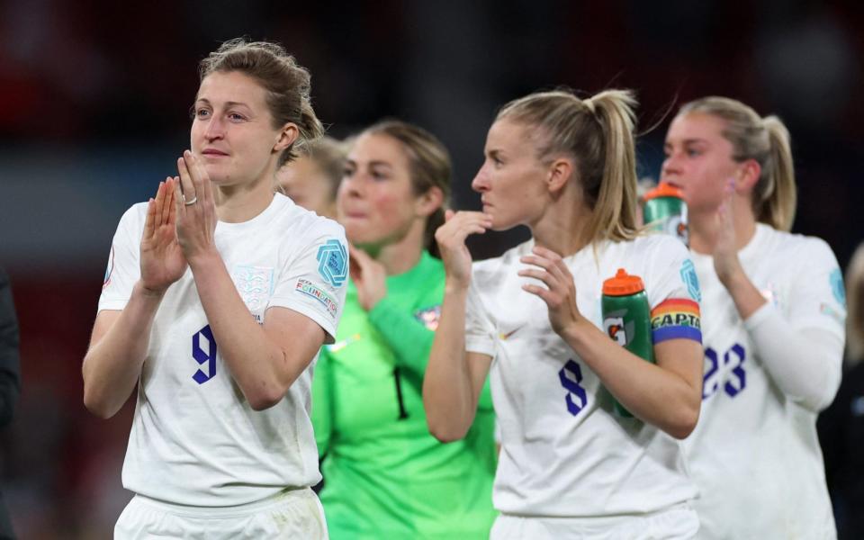 Soccer Football - Women's Euro 2022 - Group A - England v Austria - Old Trafford, Manchester, Britain - July 6, 2022 England's Ellen White and Leah Williamson celebrate after the match  - Carl Recine/Reuters