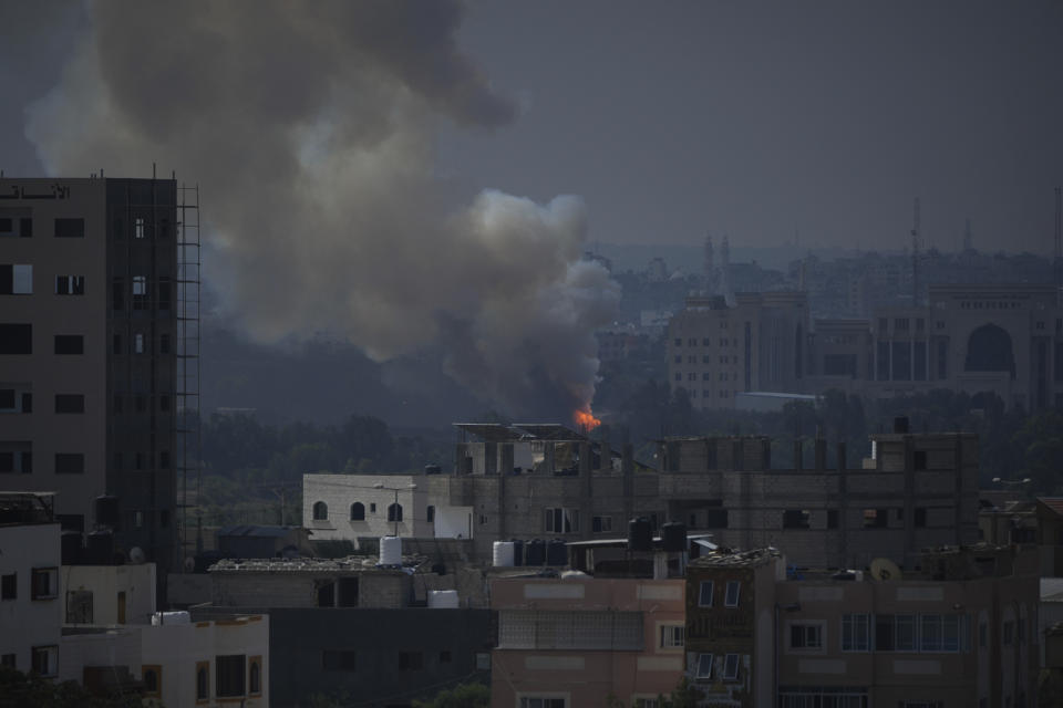 Fuego y humo tras un ataque aéreo israelí en la ciudad de Gaza, este miércoles 11 de octubre de 2023, luego del ataque que militantes de Hamás llevaron a cabo contra Israel. (AP Photo/Hatem Moussa)