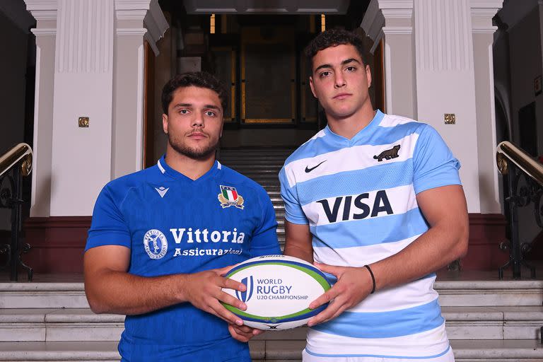 Giovanni Quattrini y Eliseo Chiavassa son los capitanes de Italia y Argentina, contrincantes en el encuentro inicial de la Copa del Mundo juvenil.