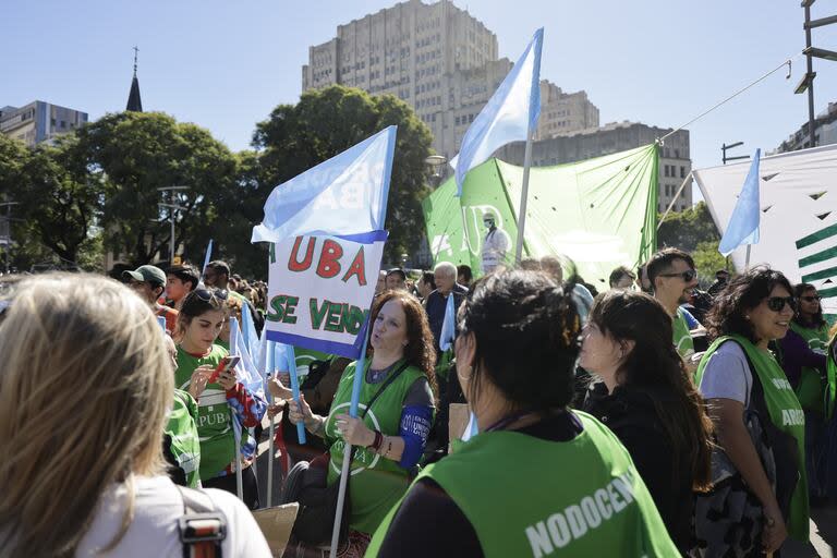 Concentración en plaza Houssay para marchar a Plaza de Mayo contra el recorte presupuestario.