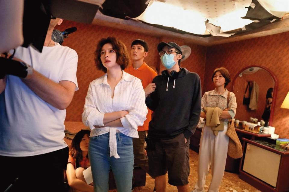 導演陳駿霖（右二）拍片時長時間戴口罩，難以用表情溝通。右起為演員于子育、柯震東與徐若瑄。（甲上提供）