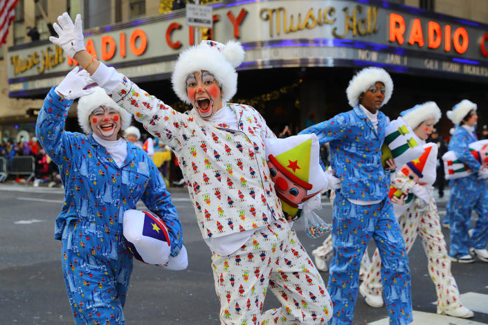 <p>The Slumber Party Clowns are photogenic in the 91st Macy’s Thanksgiving Day Parade in New York, Nov. 23, 2017. (Photo: Gordon Donovan/Yahoo News) </p>