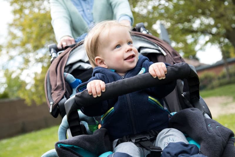 From the age of three, children should be able to cover normal everyday distances themselves without a pram. Christin Klose/dpa