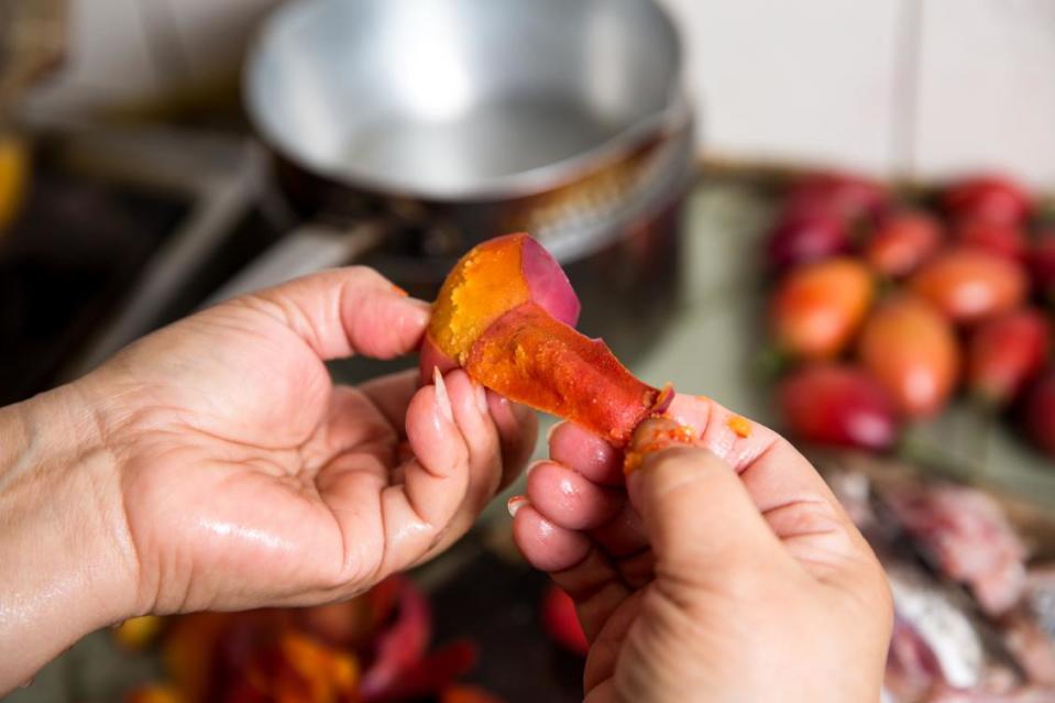 料理樹番茄魚湯時，建議可將樹番茄先汆燙，方便剝去外皮。