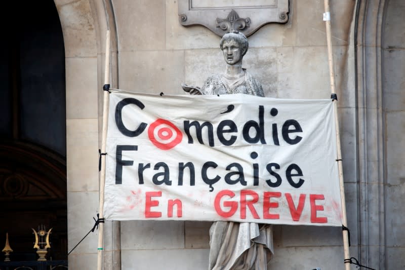 Paris Opera musicians perform against pension reform plans in Paris