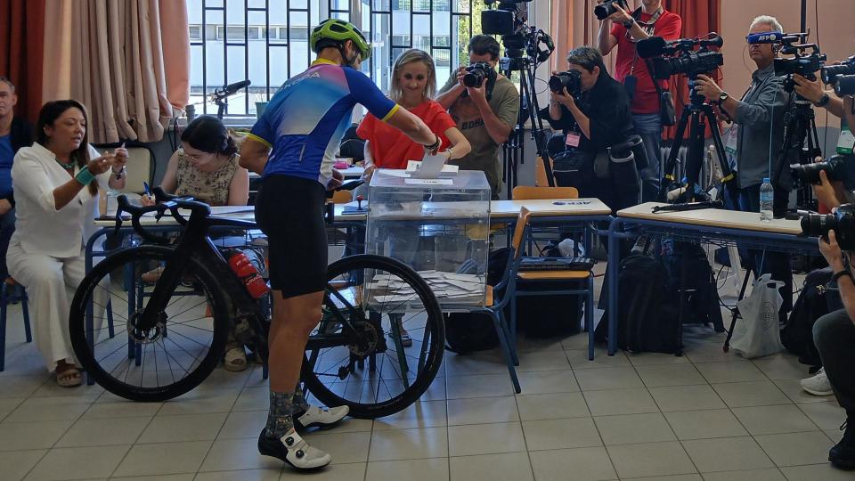 Greek cyclist votes in Kifissia 