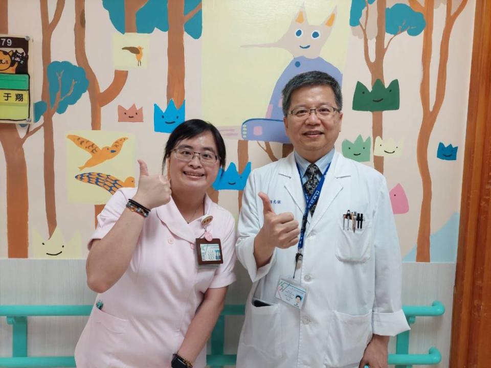 成大醫院兒科主任邱元佑（右）、護理長田于廷對紅鼻子醫生入院關懷服務，給予極高評價。（記者葉進耀攝）