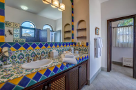 <p>Here’s one of the bathrooms with a colourful decor. (Airbnb) </p>