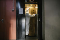 In this image released by World Press Photo, Thursday April 15, 2021, by Laurence Geai, part of a series titled Pandemic in France, which won the third prize in the General News Stories category, shows A morgue employee transports a coffin from the fifth floor of an apartment block, in the Parisian suburb of Pantin, on April 23, 2020. (Laurence Geai, World Press Photo via AP)