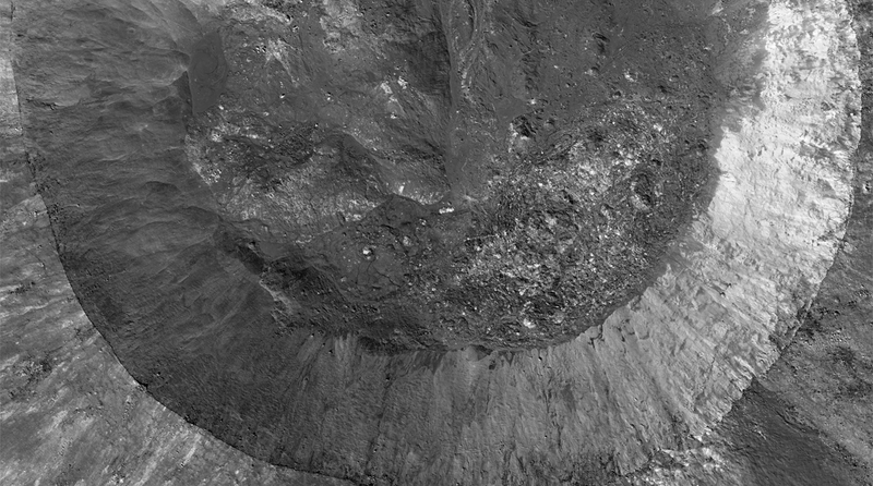 A view of the interior of Giordano Bruno crater by the Lunar Reconnoissance Orbiter. - Image: NASA/GSFC/Arizona State University