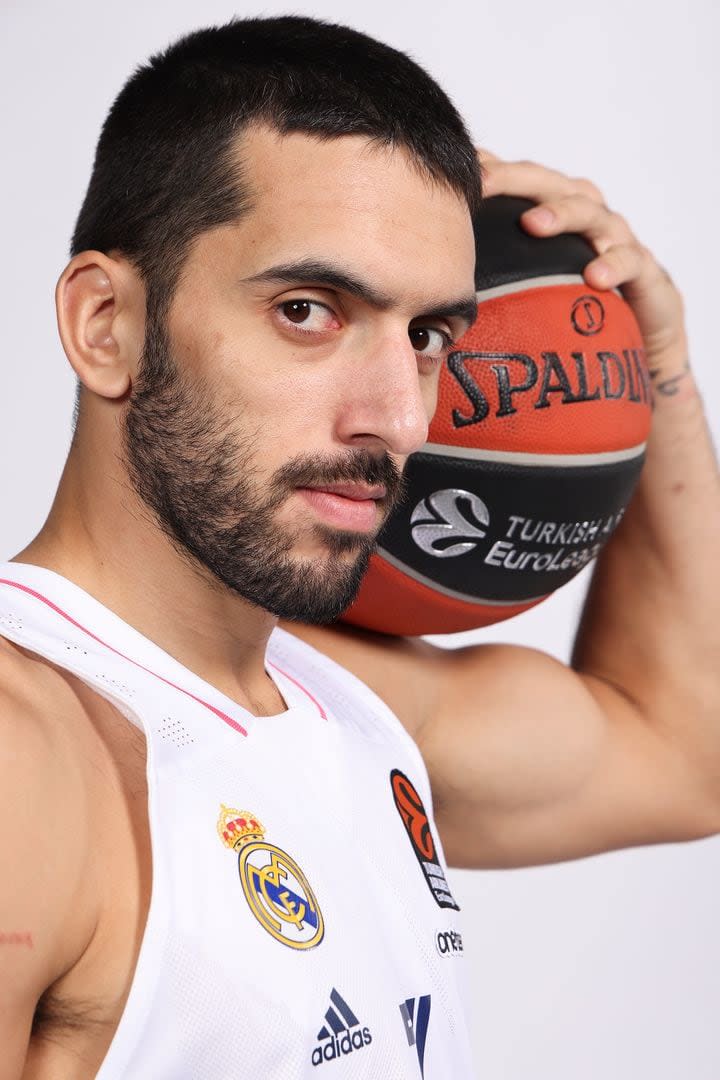 Facundo Campazzo, el dueño de la pelota, y una pose durante el Media Day de Real Madrid en Valdebebas 