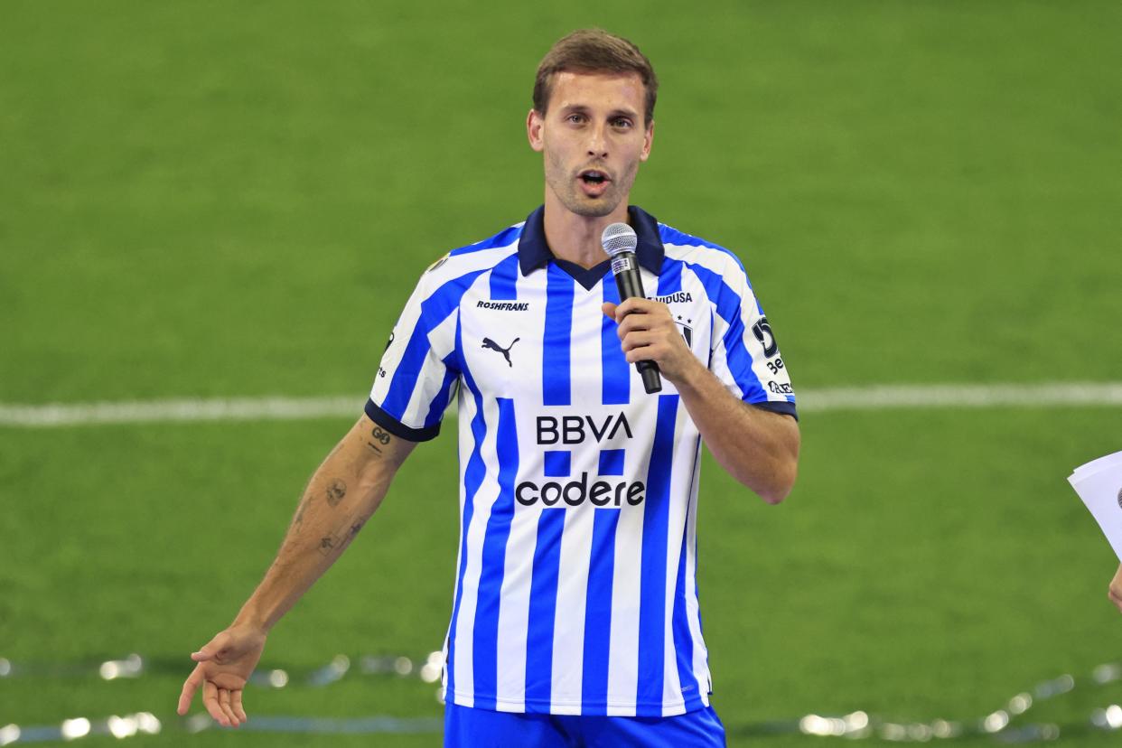 Sergio Canales durante su presentación como nuevo jugador de Rayados de Monterrey. (JULIO CESAR AGUILAR/AFP via Getty Images)