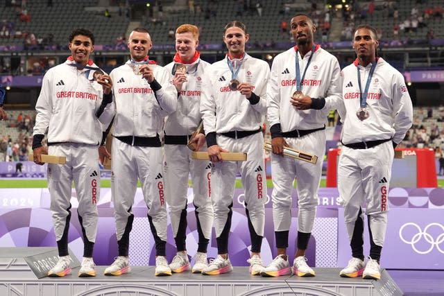 Samuel Reardon, Toby Harries, Charles Dobson, Lewis Davey, Matthew Hudson-Smith, Alex Haydock-Wilson with their Olympic bronze medals