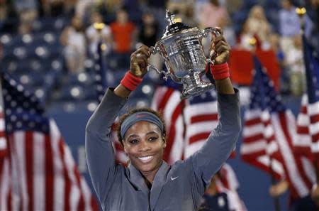 Serena Williams of the U.S. raises her trophy after defeating Victoria Azarenka of Belarus in their women's singles final match at the U.S. Open tennis championships in New York September 8, 2013. REUTERS/Mike Segar