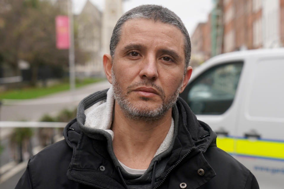  Irland, Dublin: Caio Benicio, ein Deliveroo-Fahrer, steht am Tatort im Stadtzentrum, nachdem er Zeuge des Vorfalls am Parnell Square East wurde.