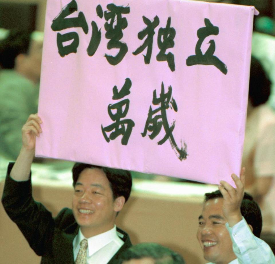 1997年7月22日舉行的國民大會，聽取李登輝總統國情報告。時任國大代表的賴清德(左)拿出「台灣獨立萬歲」的標語。(黃子明攝)