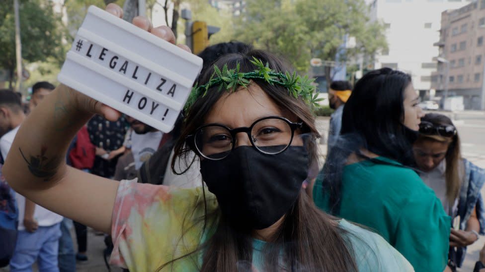 Una activistas por la legalización de la marihuana en México