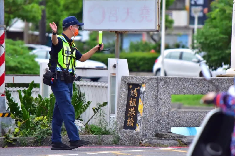 ▲銜接高雄市鳳山與前鎮２行政區的媽祖港橋，因改建工程吊梁作業施工，將於2日至4日，晚間22時至6時(共3日夜間)施工，高市警於重要路口實交管。(圖／高市交通大隊提供)