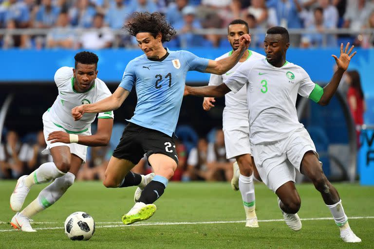Uruguay frente a Arabia Saudita; Cavani jugó 136 partidos y convirtió 58 goles