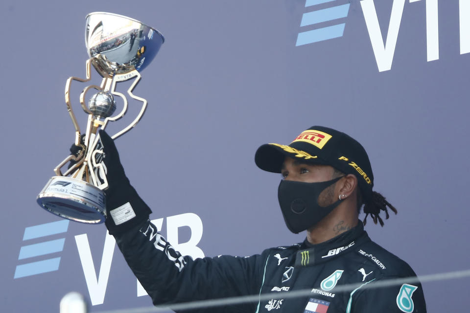 Lewis Hamilton de Mercedes en el podio tras quedar tercero en el Gran Premio de Rusia de la Fórmula Uno en Sochi, el domingo 27 de septiembre de 2020. (Maxim Shemetov, Pool vía AP)