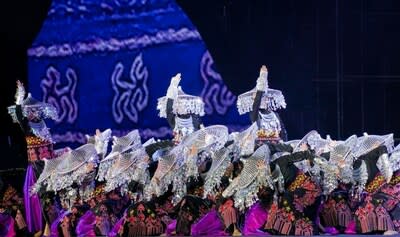 La cérémonie d'ouverture et le spectacle de variétés du Hainan Li and Miao Traditional 2023 "San Yue San" Festival sur le lieu principal de l'activité du festival.