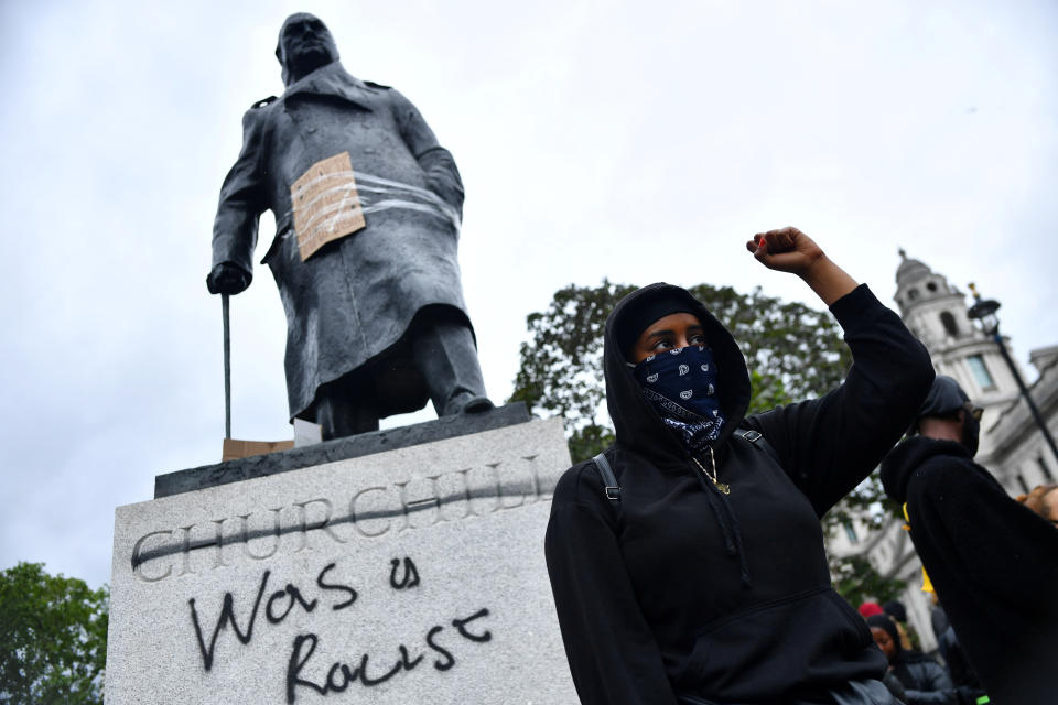 La estatua de Winston Churchill vandalizada. REUTERS/Dylan Martinez.