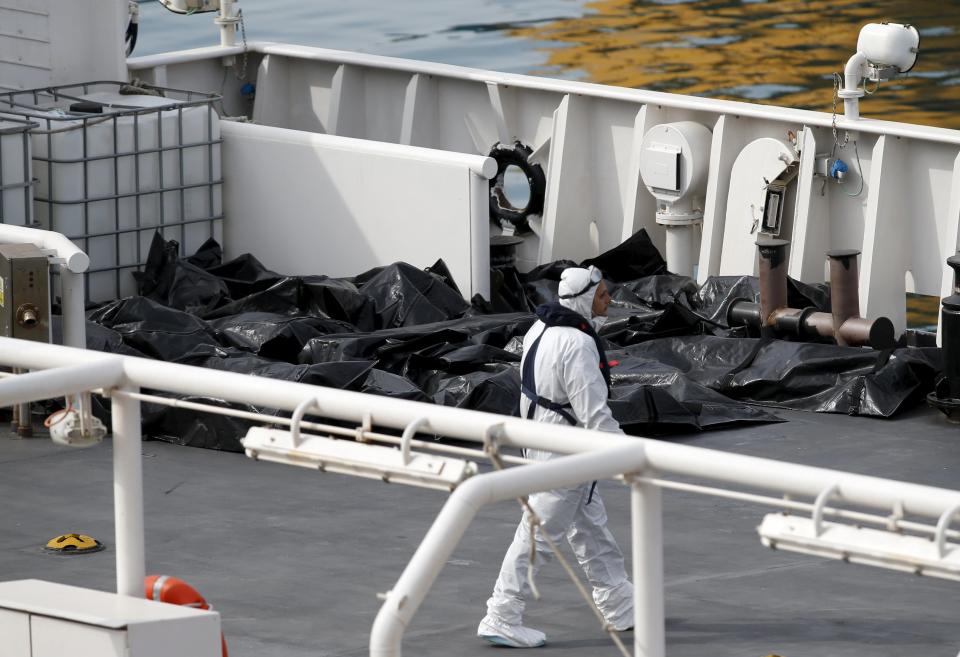 Cadáveres en el barco