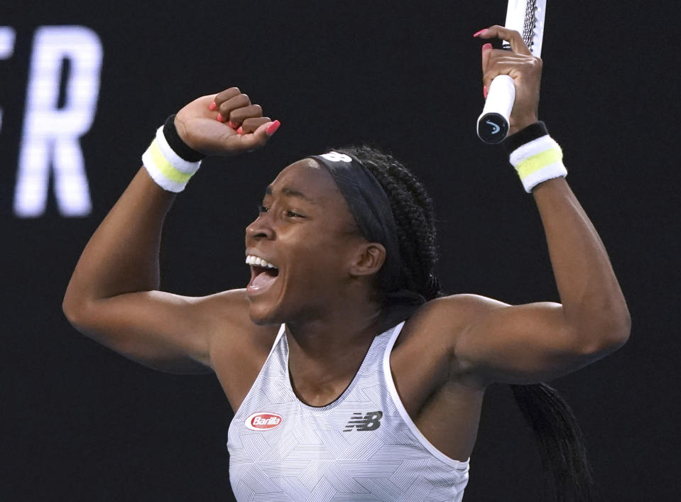 La estadounidense Coco Gauff festeja tras vencer a la japonesa Naomi Osaka en la tercera ronda del Abierto de Australia, en Melbourne, el viernes 24 de enero de 2020. (AP Photo/Lee Jin-man)