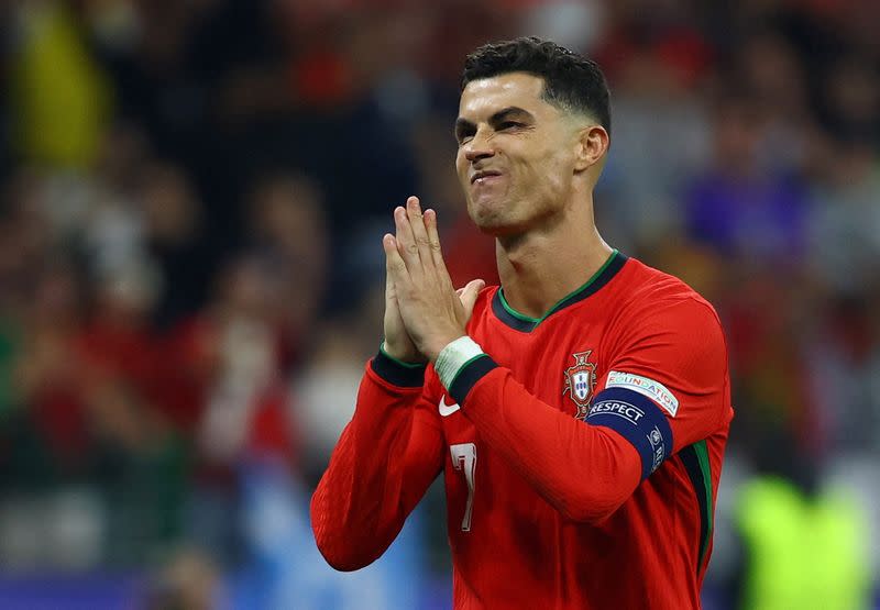 Foto del lunes del capitán de Portugal Cristiano Ronaldo gesticulando hacia sus hinchas tras anotar en la definición por penales contra Eslovenia