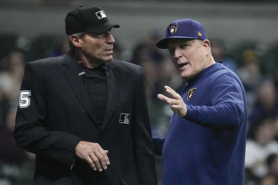 El manager de los Cerveceros de Milwaukee, Pat Murphy, discute con el árbitro Ángel Hernández durante la primera entrada de un juego de béisbol contra los Padres de San Diego el martes 16 de abril de 2024 en Milwaukee.  (Foto AP/Morry Gash)