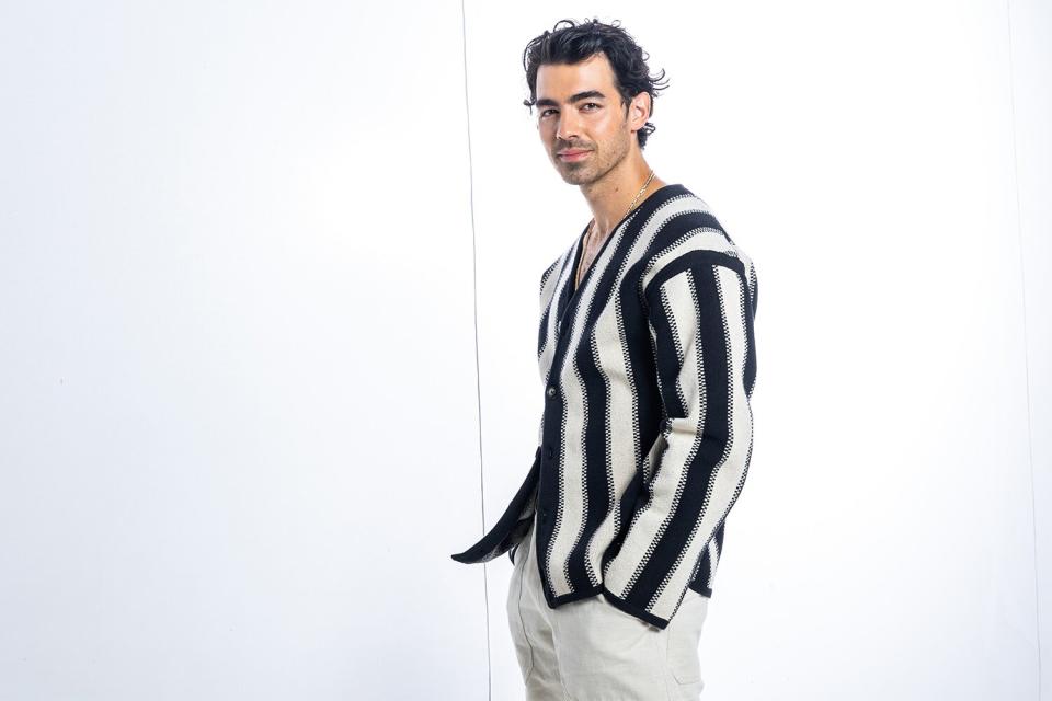 Joe Jonas, singer, songwriter and actor, films a new advertising campaign for EVO Visian® ICL - a new FDA-approved vision correction lens designed for the correction/reduction of myopia (nearsightedness) and astigmatism. Earlier this month, Jonas had EVO lenses implanted by his doctor to upgrade his vision and break free from the hassles of contact lenses and eyeglasses. Visit https://EVOICL.com on Wednesday, August 10, 2022 in Miami, Fla.