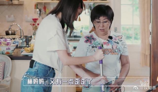 不太會做家事的陳若儀拖地，林媽媽對她的姿勢有意見，教導她該怎麼使用拖把。（翻攝自微博）