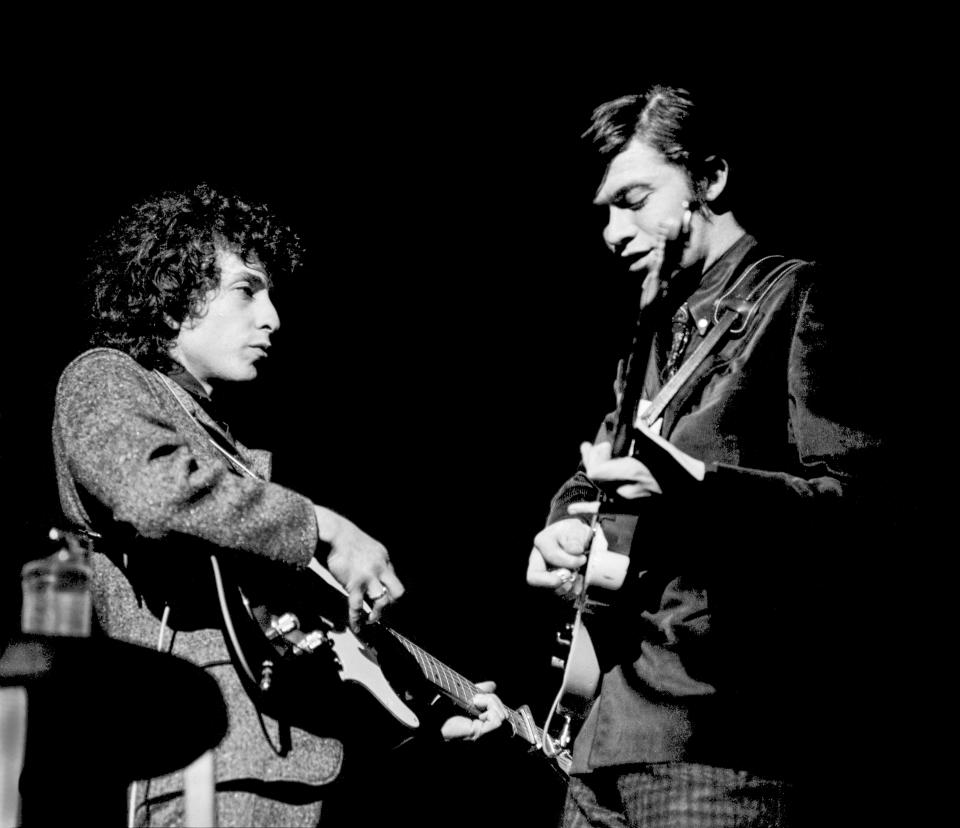 Bob Dylan (L) and Robbie Robertson (R) playing electric guitars in 1966. (Photo: Charlie Steiner - Highway 67/Getty Images)