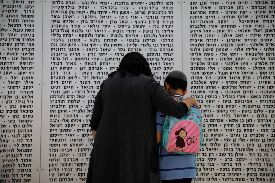 <p>In der israelischen Stadt Latrun gedenken eine Mutter und ihr Sohn am Nationalfeiertag Jom haZikaron der gefallenen israelischen Soldaten. (Bild: Amir Cohen/Reuters) </p>