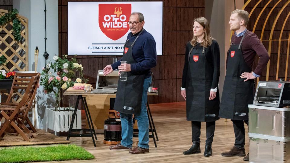 Erfinder Otto Wilde mit seiner Schwiegertochter Julia Wilde und Familienfreund Alexander Luik bei der TV-Show "Die Höhle der Löwen".