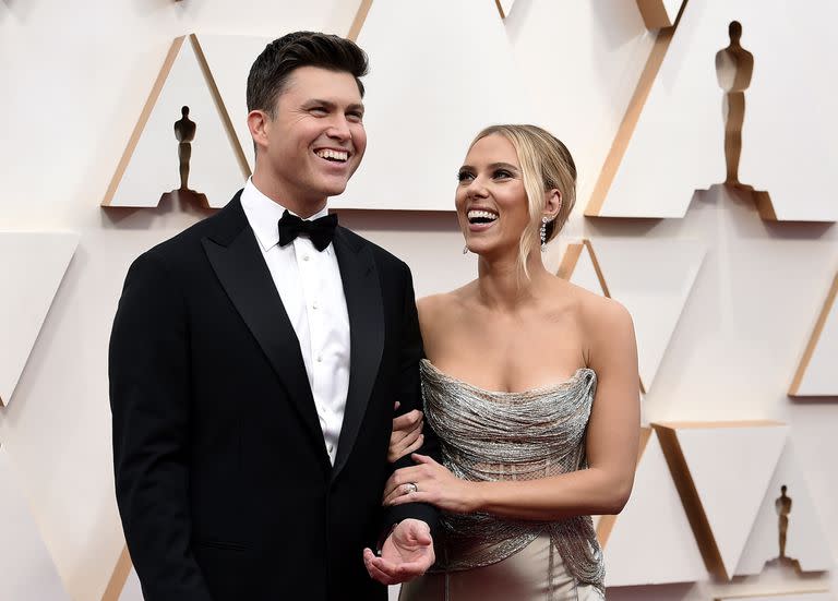 Colin Jost y Scarlett Johansson en la ceremonia de los premios Oscar el 9 de febrero de 2020 en Los Ángeles