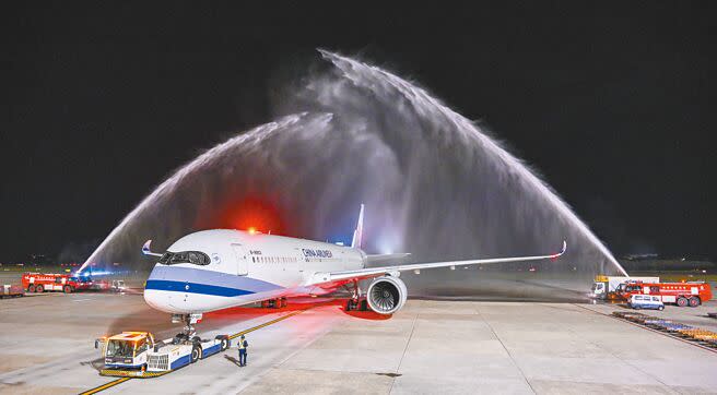 桃園機場中華航空18日正式開航台北─布拉格航線，首航班機滿載306名旅客，桃園機場也特別以灑水儀式歡送華航布拉格首發航班。（陳麒全攝）