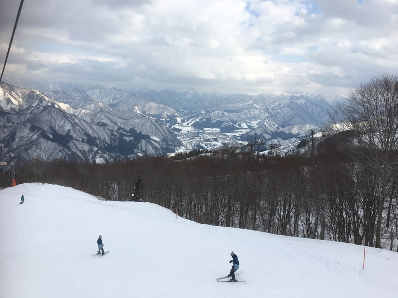 日本泡沫經濟曾重創樓市 度假區周遭出現閒置住宅 1990年代日本經濟泡沫破裂後，不少在滑雪、溫泉的 度假勝地周圍大規模興建的公寓與別墅乏人問津。至 今仍可在部分地區看到當時因為開發終止、無人管理 而遺留下來的痕跡。圖為日本新潟縣一處滑雪場。 中央社記者吳柏緯新潟攝  113年6月27日 