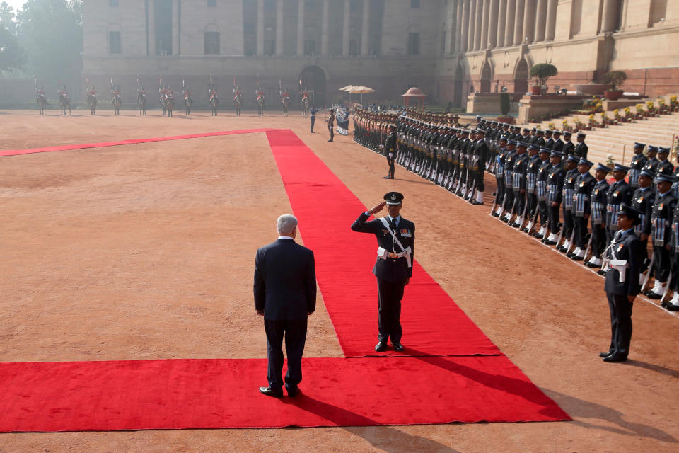 <p>Der israelische Premierminister Benjamin Netanjahu wohnt einer Ehrenwache beim feierlichen Empfang im indischen Präsidentenpalast in Neu-Delhi bei. Netanjahu trifft sich mit dem indischen Premierminister Narendra Modi, um über Verteidigungsstrategien und Handelsbeziehungen zu sprechen. (AP Foto) </p>