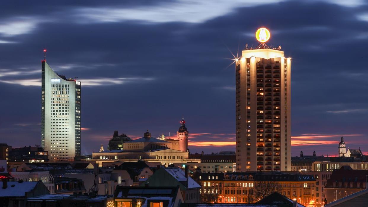 Die Innenstadt von Leipzig mit dem City-Hochhaus, Oper, Neuem Rathaus, Wintergartenhochhaus und Thomaskirche. (Archivbild)