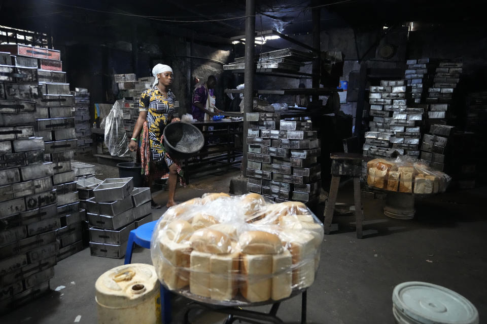 Gente trabajando en una panadería de Lagos, Nigeria, el viernes 3 de febrero de 2023. Casi un año después de que Rusia invadiera Ucrania, la economía global aún sufre las consecuencias, con una reducción de los suministros de grano, fertilizante y energía, combinada con más inflación e inseguridad alimentaria. “Mucha gente ha dejado de comer pan. Han buscado alternativas por el coste”, dijo un representante del sector de panadería en Nigeria. (AP Foto/Sunday Alamba)