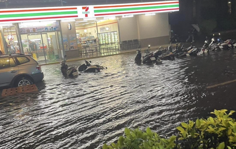 桃園蘆竹區昨晚間部分地區淹水，許多機車、汽車都泡在水裡。（翻攝自再出發，蘆竹南崁資訊大小事資訊分享團（2））