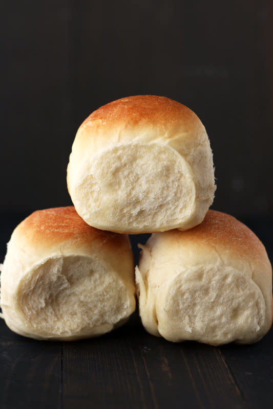 <strong>Get the <a href="http://www.handletheheat.com/ultimate-dinner-rolls/" target="_blank">Ultimate Dinner Rolls recipe</a> from Handle The Heat</strong>