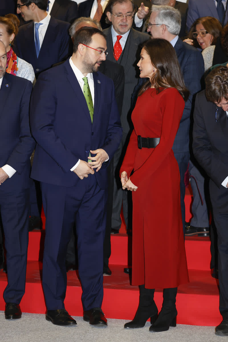 Reina Letizia vestido rojo cinturón