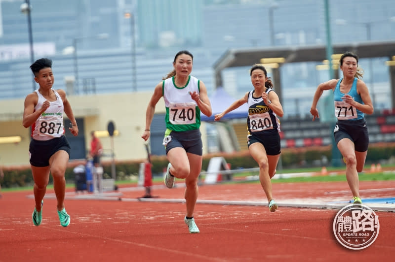 梁筠宜（左二）奪女子100米金牌